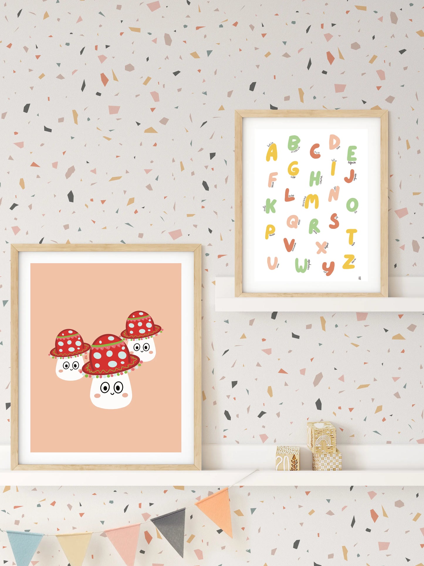Póster decorativo “Tres setas con sombreros de colores” – Lámina divertida para habitación infantil - Kago Studio