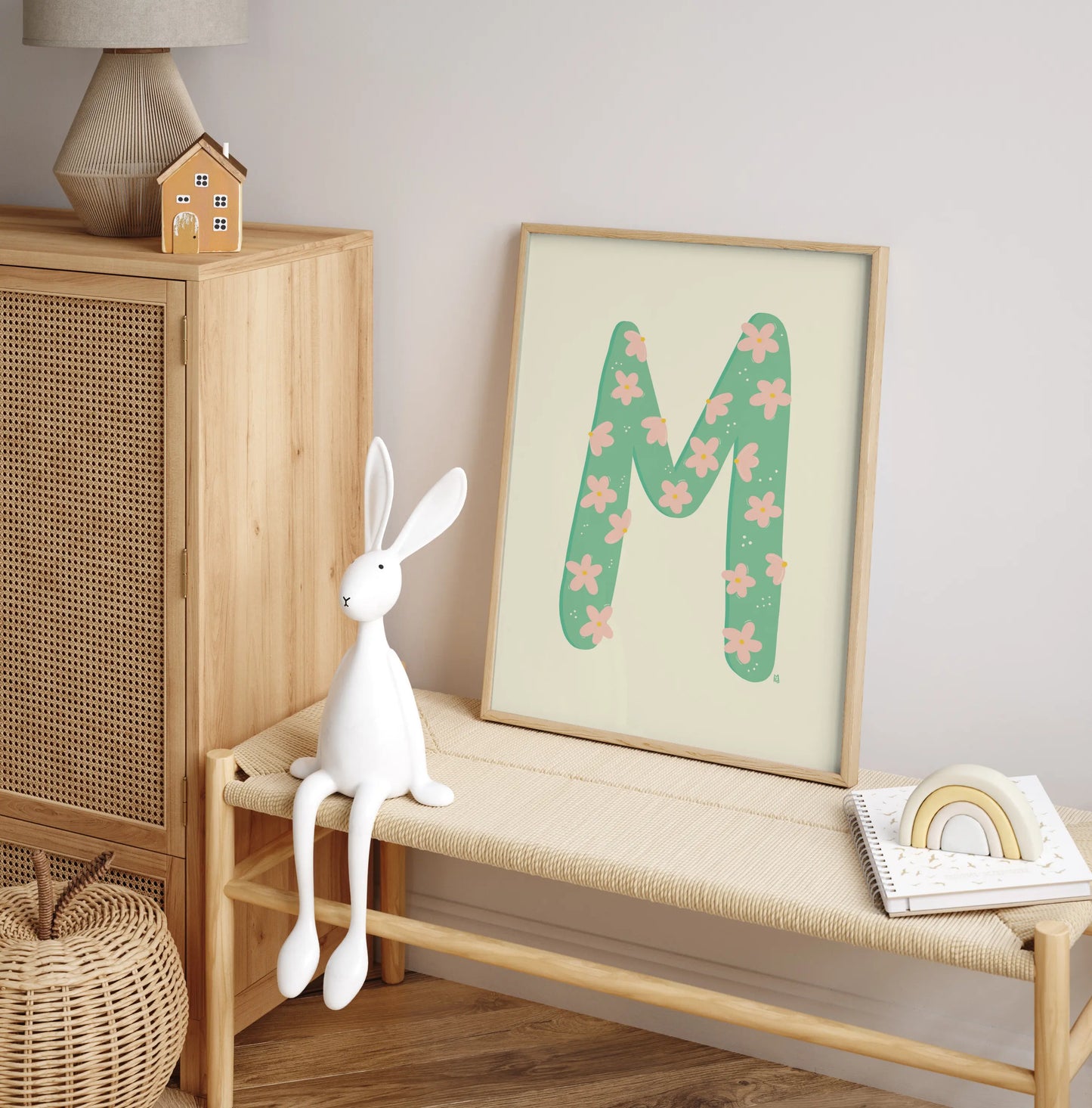 Póster decorativo “Letra M floral verde” – Lámina elegante para decoración infantil y creativa - Kago Studio