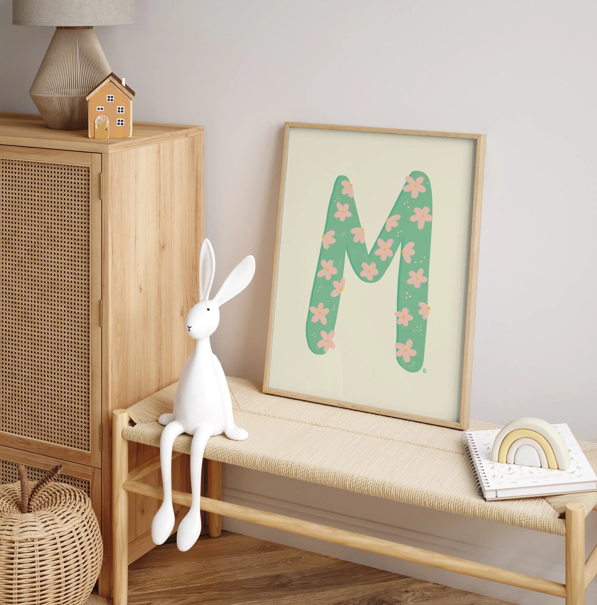 Póster decorativo “Letra M floral verde” – Lámina elegante para decoración infantil y creativa - Kago Studio