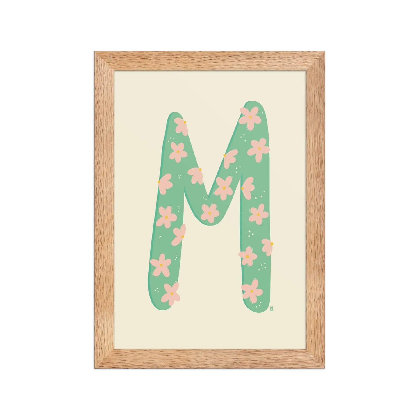 alt="Póster decorativo letra M verde con flores rosas sobre papel mate grueso – decoración elegante y creativa"
