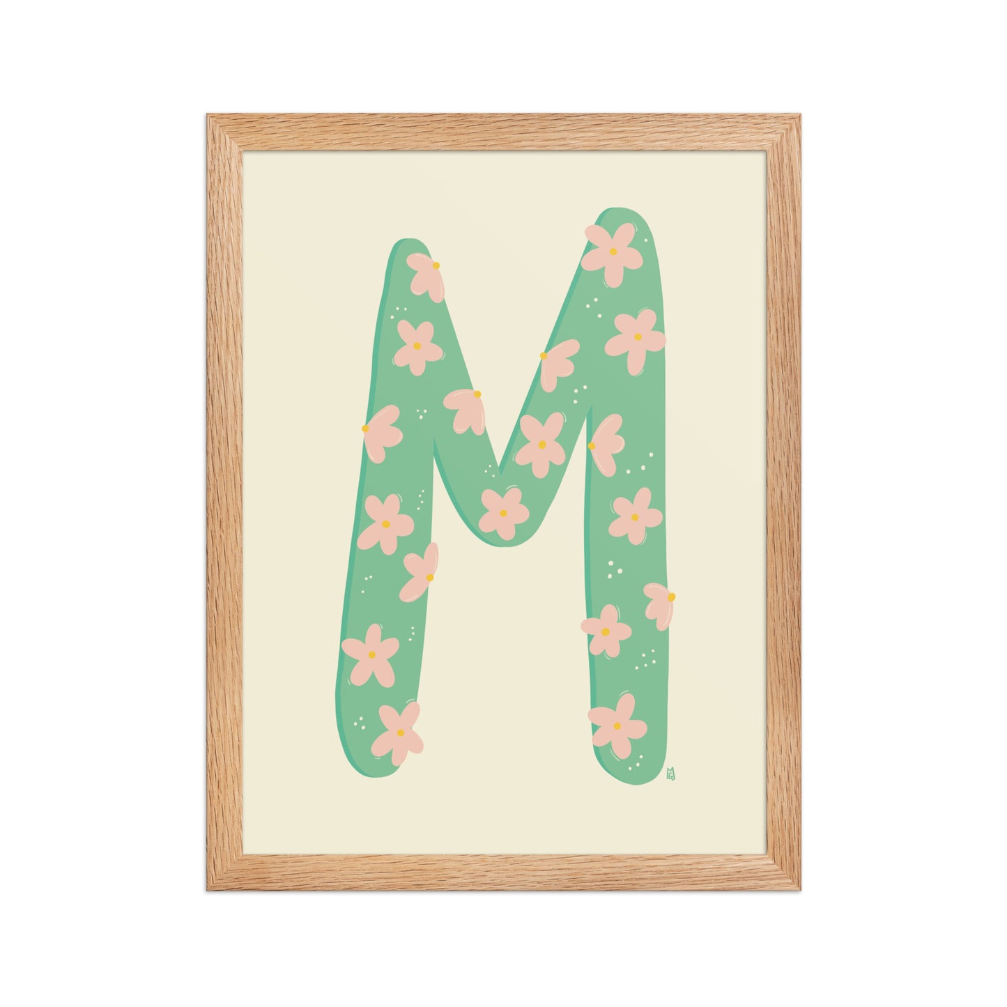 alt="Póster decorativo letra M verde con flores rosas sobre papel mate grueso – decoración elegante y creativa"
