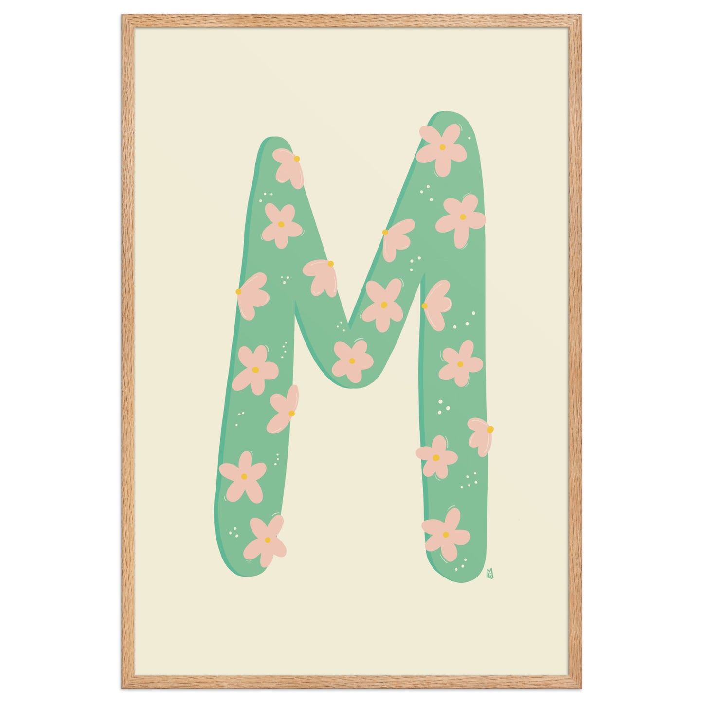 alt="Póster decorativo letra M verde con flores rosas sobre papel mate grueso – decoración elegante y creativa"