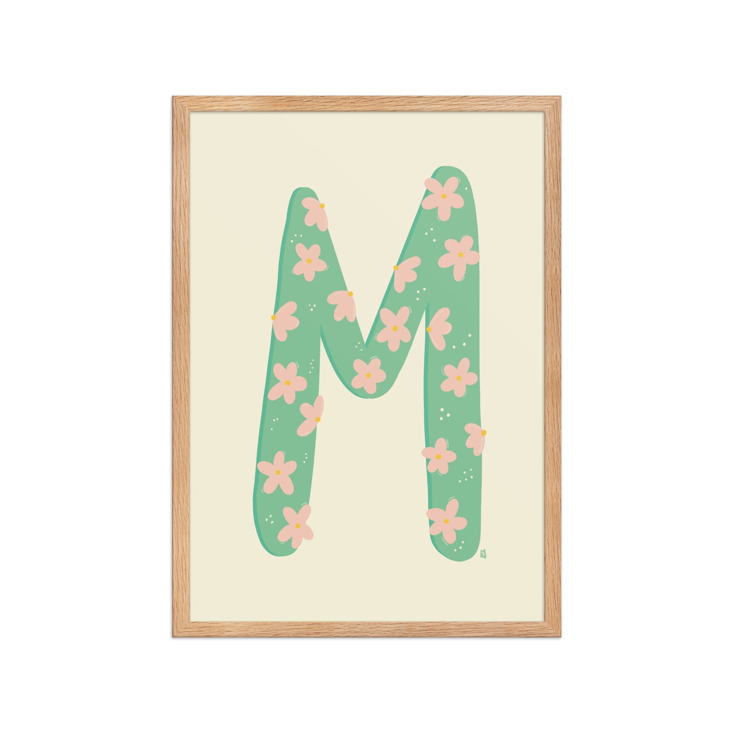 alt="Póster decorativo letra M verde con flores rosas sobre papel mate grueso – decoración elegante y creativa"