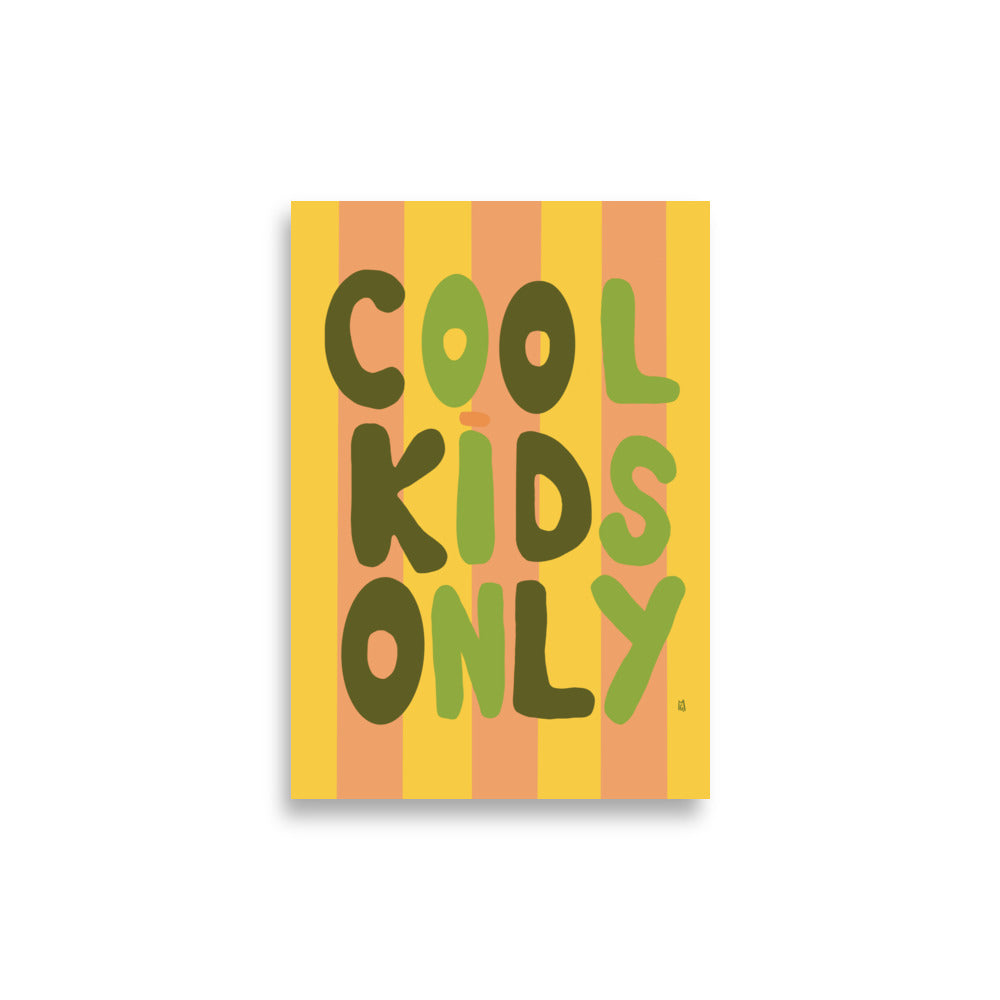 alt="Póster infantil Cool kids only en papel mate grueso – decoración divertida y original para habitación de niños"