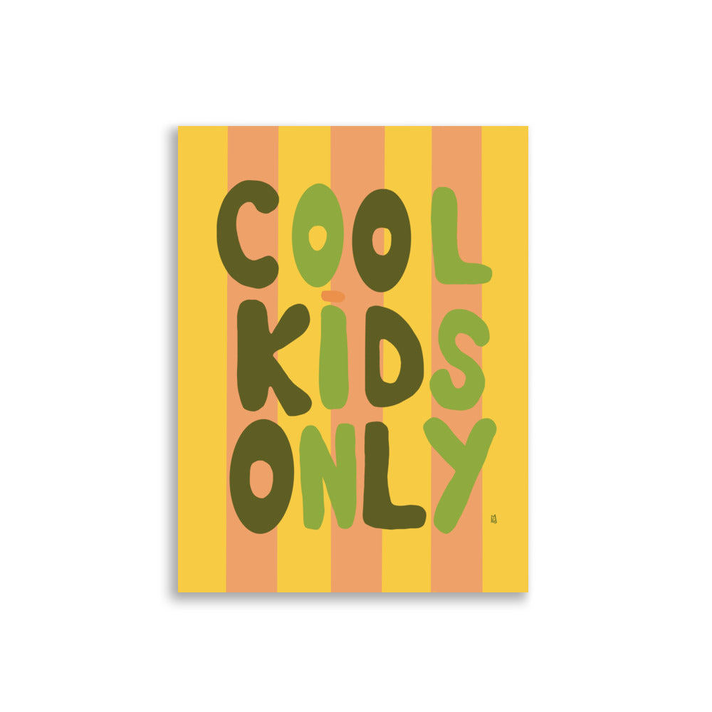 alt="Póster infantil Cool kids only en papel mate grueso – decoración divertida y original para habitación de niños"