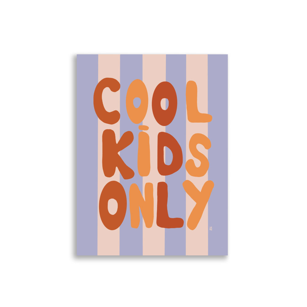 alt="Póster infantil Cool kids only en papel mate grueso – decoración divertida y original para habitación de niños"