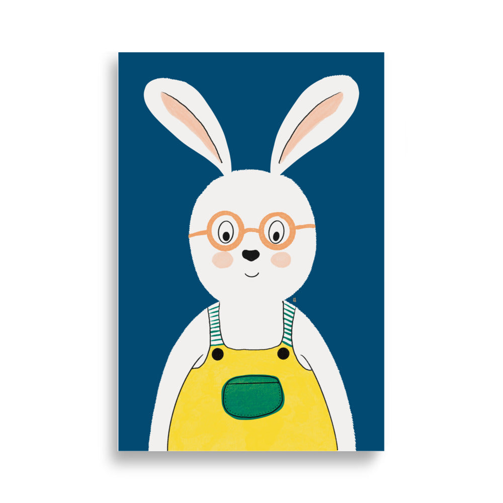 alt="Póster infantil conejo con peto y gafas en papel mate grueso – decoración divertida y original para habitación de niños"