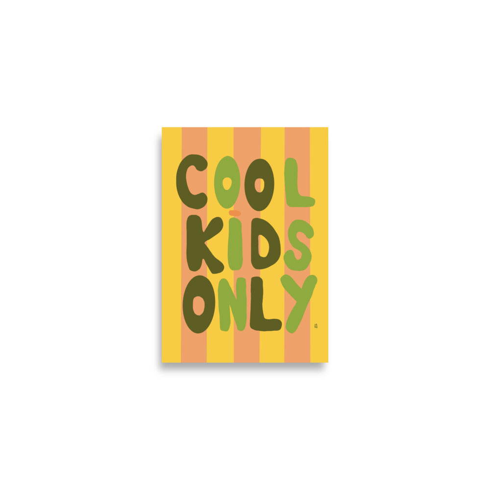 alt="Póster infantil Cool kids only en papel mate grueso – decoración divertida y original para habitación de niños"