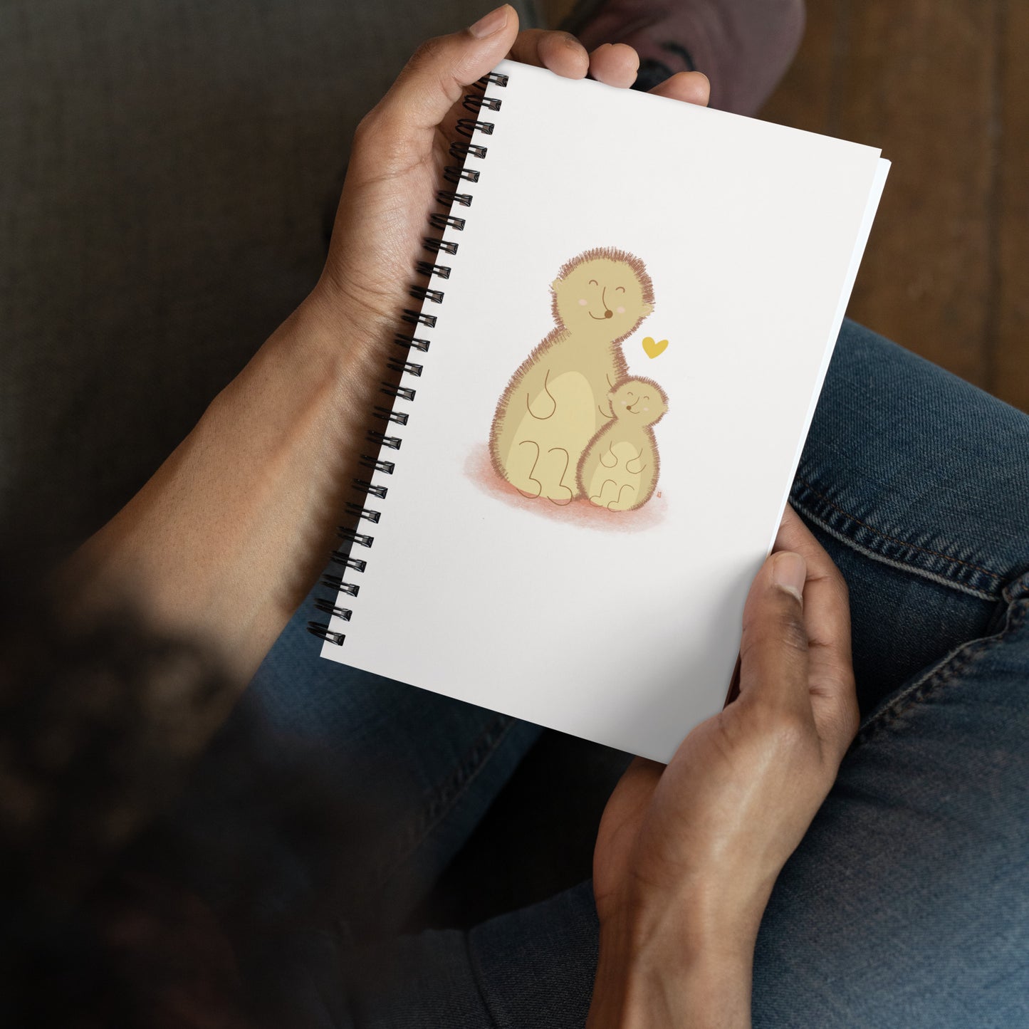 alt="Libreta Mamá y Peque – cuaderno creativo de anillas con diseño floral, 100 páginas punteadas para embarazo, recetas o journaling"