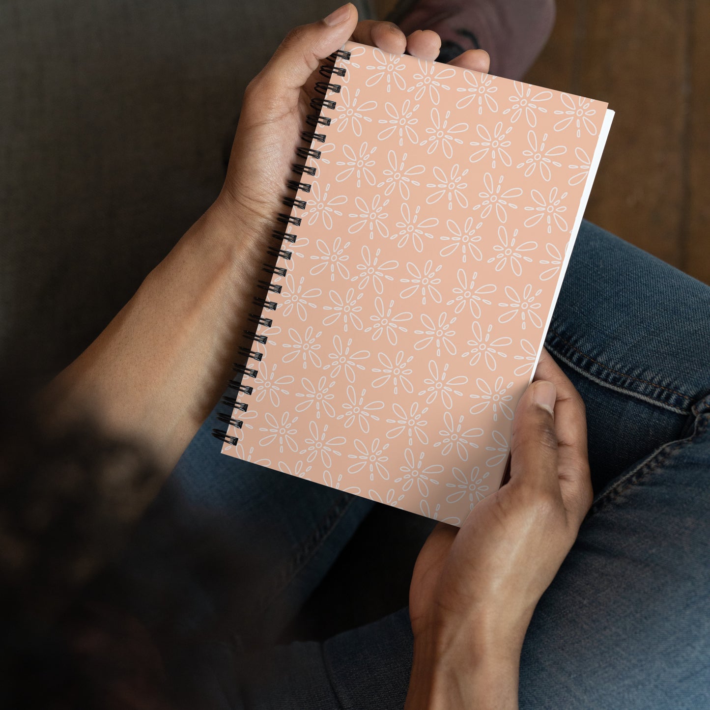 alt="Libreta Lola (A) – cuaderno creativo de anillas con diseño floral, 100 páginas punteadas para embarazo, recetas o journaling"