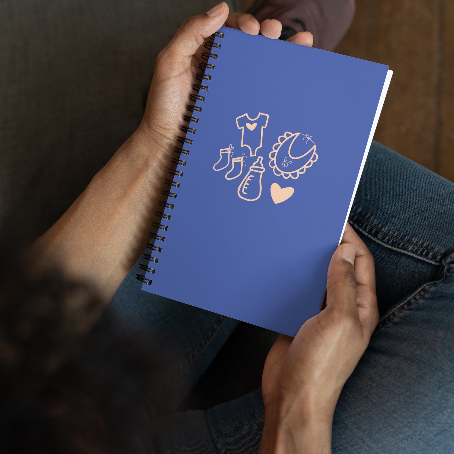 alt="Libreta Baby Love (A) – cuaderno creativo de anillas con diseño floral, 100 páginas punteadas para embarazo, recetas o journaling"