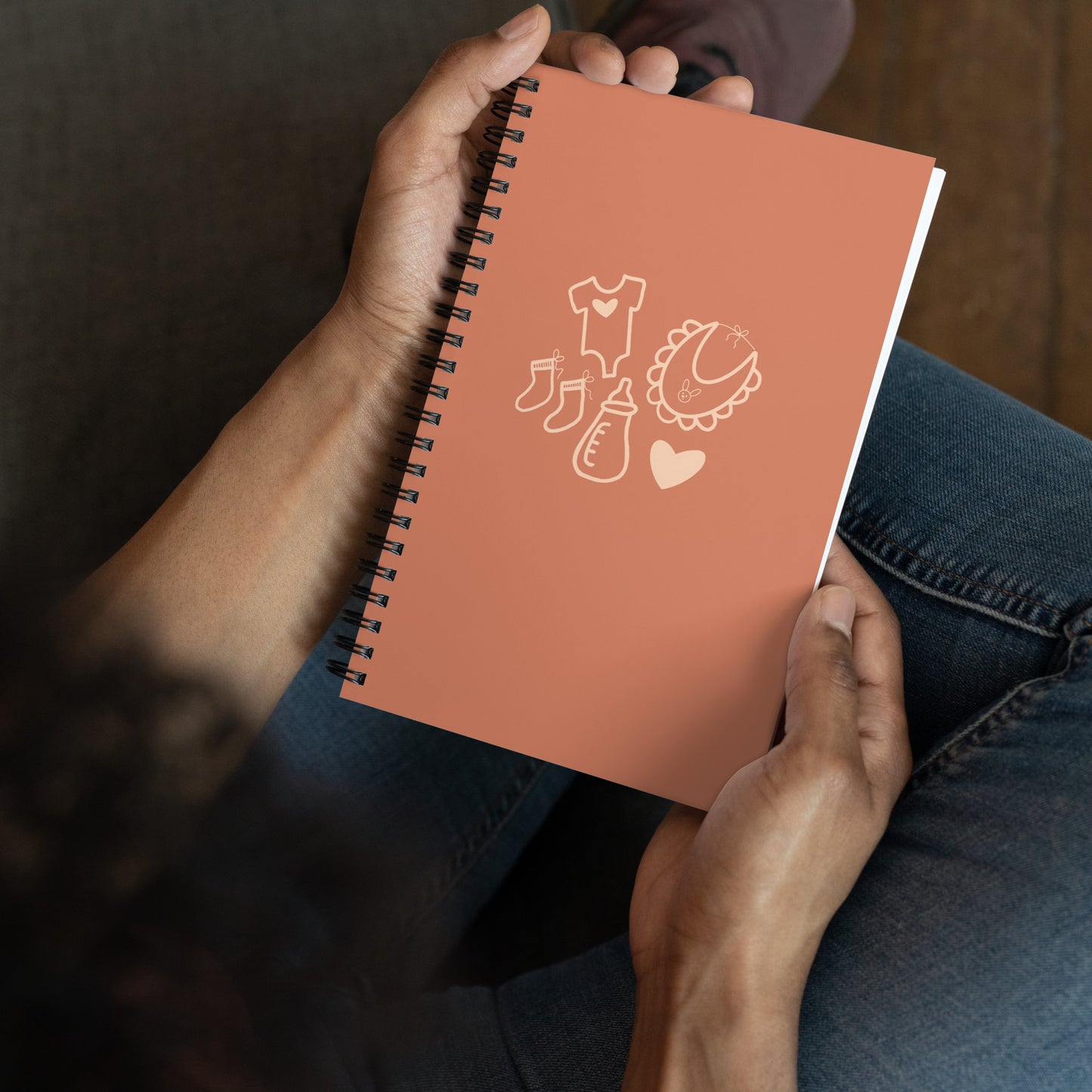 alt="Libreta Baby Love (B) – cuaderno creativo de anillas con diseño floral, 100 páginas punteadas para embarazo, recetas o journaling"