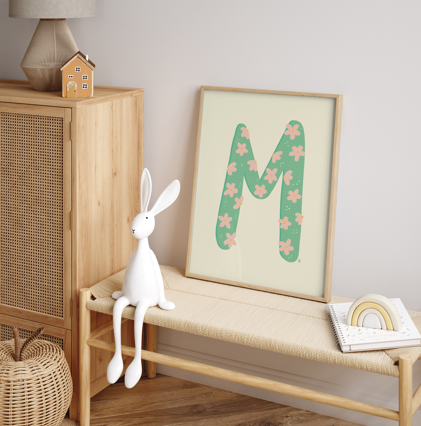 Product alt="Póster infantil letra M con flores en papel mate grueso – decoración divertida y original para habitación de niños"