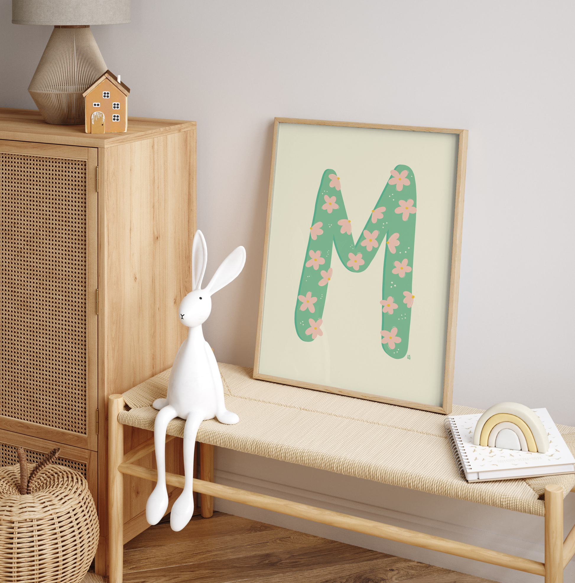 Product alt="Póster infantil letra M con flores en papel mate grueso – decoración divertida y original para habitación de niños"