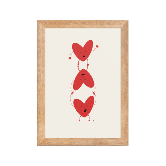 alt="Póster infantil Corazones rebeldes con marco elegante – tres corazones haciendo acrobacias en habitación infantil"