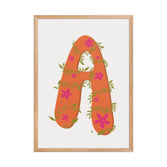 alt="Póster decorativo letra A naranja con hojas y flores sobre papel mate grueso – decoración elegante y creativa"