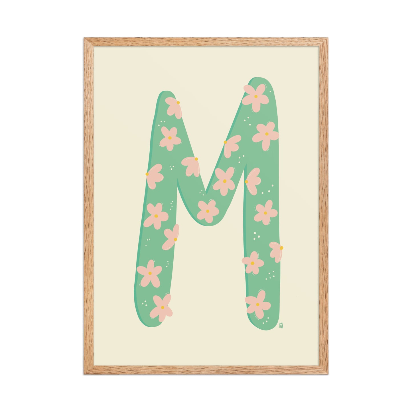 alt="Póster decorativo letra M verde con flores rosas sobre papel mate grueso – decoración elegante y creativa"