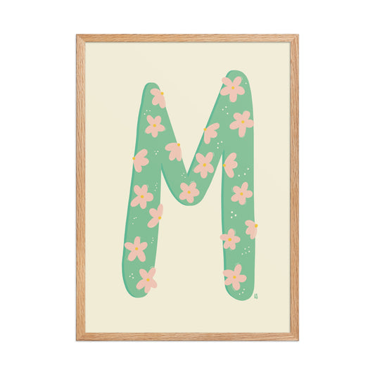 alt="Póster decorativo letra M verde con flores rosas sobre papel mate grueso – decoración elegante y creativa"