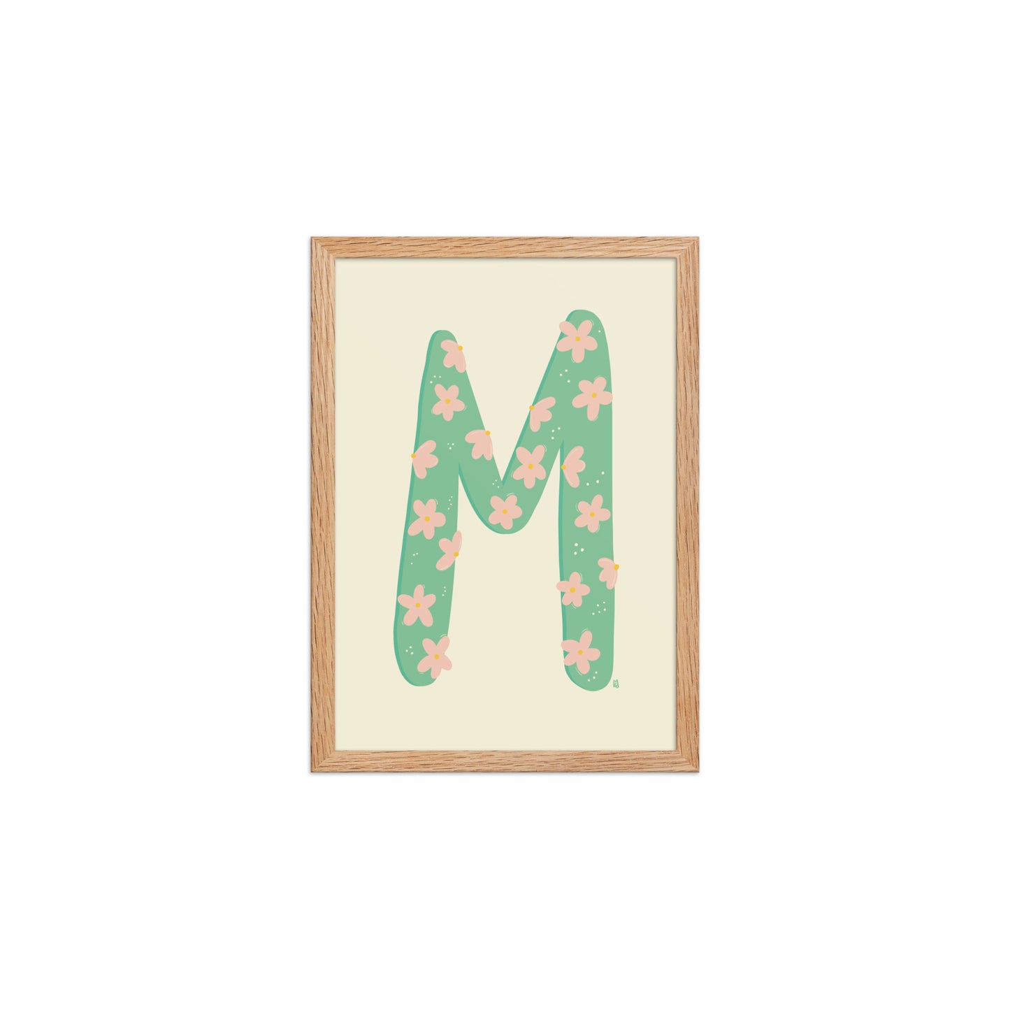 alt="Póster decorativo letra M verde con flores rosas sobre papel mate grueso – decoración elegante y creativa"