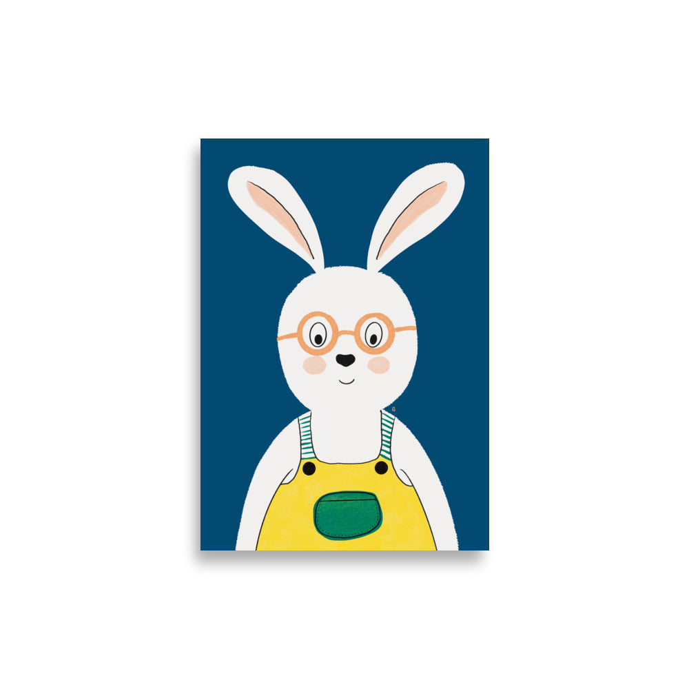 alt="Póster infantil conejo con peto y gafas en papel mate grueso – decoración divertida y original para habitación de niños"