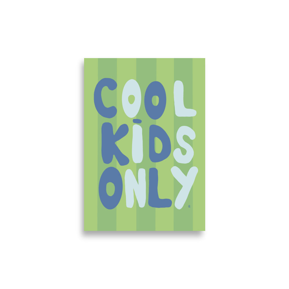 alt="Póster infantil Cool kids only en papel mate grueso – decoración divertida y original para habitación de niños"