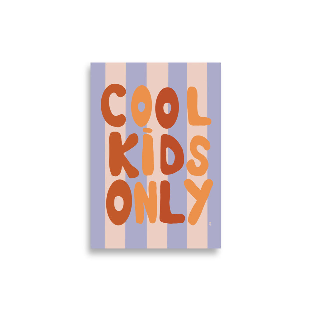 alt="Póster infantil Cool kids only en papel mate grueso – decoración divertida y original para habitación de niños"
