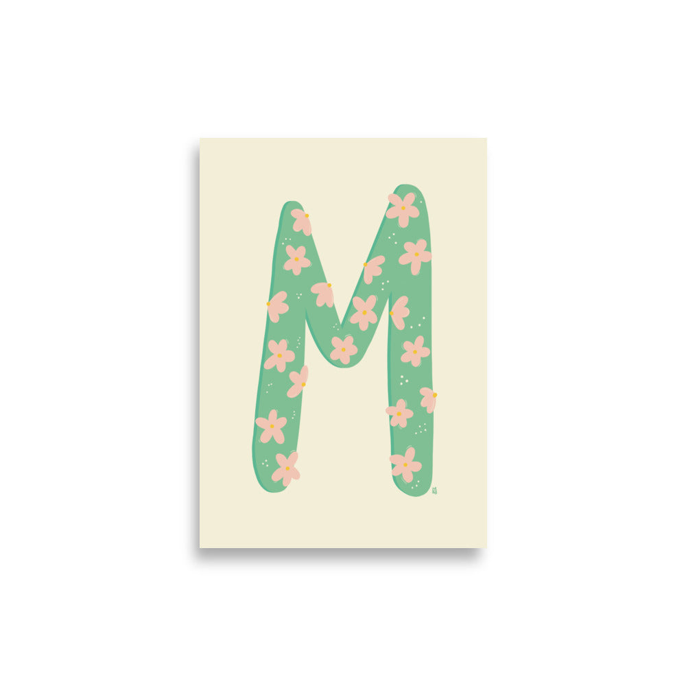 Product alt="Póster infantil letra M con flores en papel mate grueso – decoración divertida y original para habitación de niños"