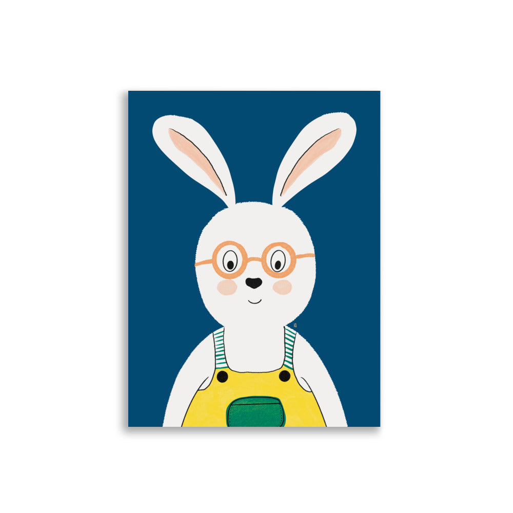 alt="Póster infantil conejo con peto y gafas en papel mate grueso – decoración divertida y original para habitación de niños"