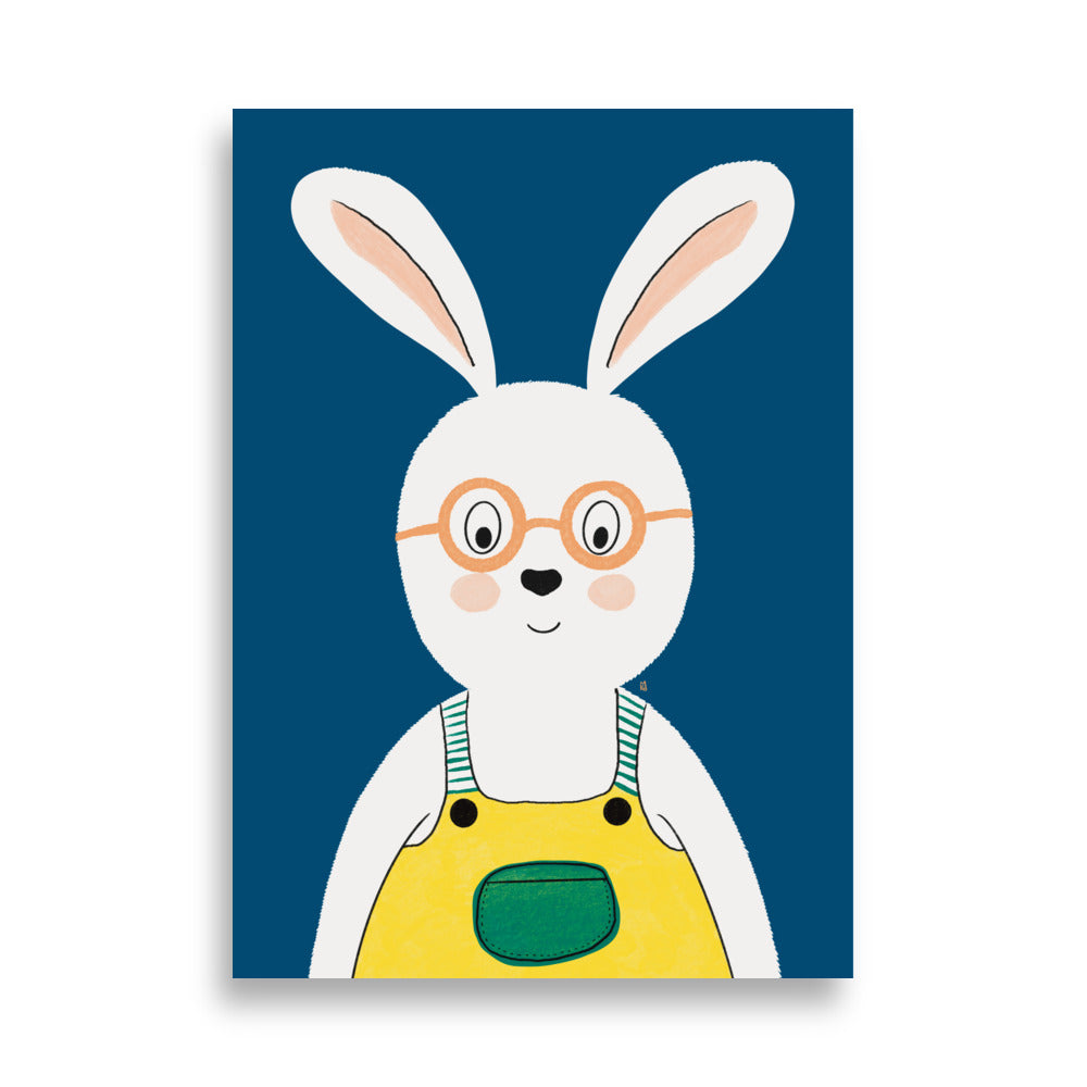 alt="Póster infantil conejo con peto y gafas en papel mate grueso – decoración divertida y original para habitación de niños"