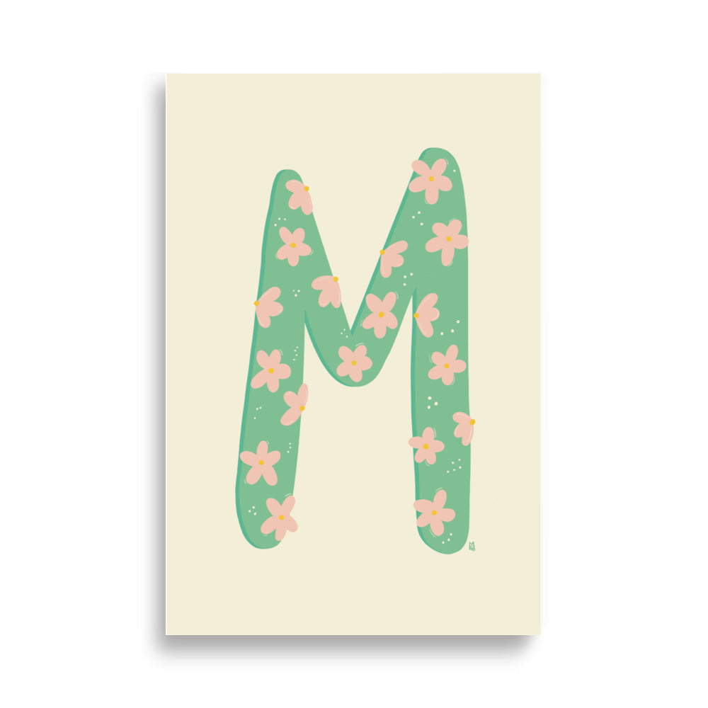 Product alt="Póster infantil letra M con flores en papel mate grueso – decoración divertida y original para habitación de niños"