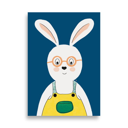 alt="Póster infantil conejo con peto y gafas en papel mate grueso – decoración divertida y original para habitación de niños"
