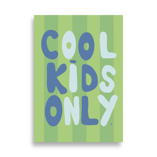 alt="Póster infantil Cool kids only en papel mate grueso – decoración divertida y original para habitación de niños"
