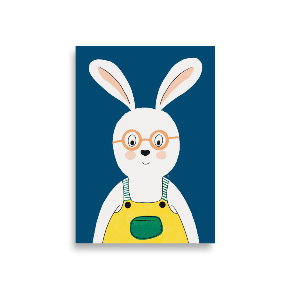 alt="Póster infantil conejo con peto y gafas en papel mate grueso – decoración divertida y original para habitación de niños"