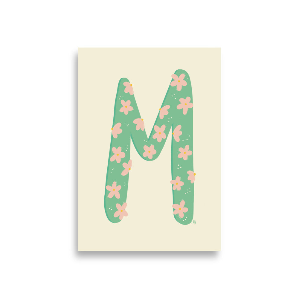 Product alt="Póster infantil letra M con flores en papel mate grueso – decoración divertida y original para habitación de niños"