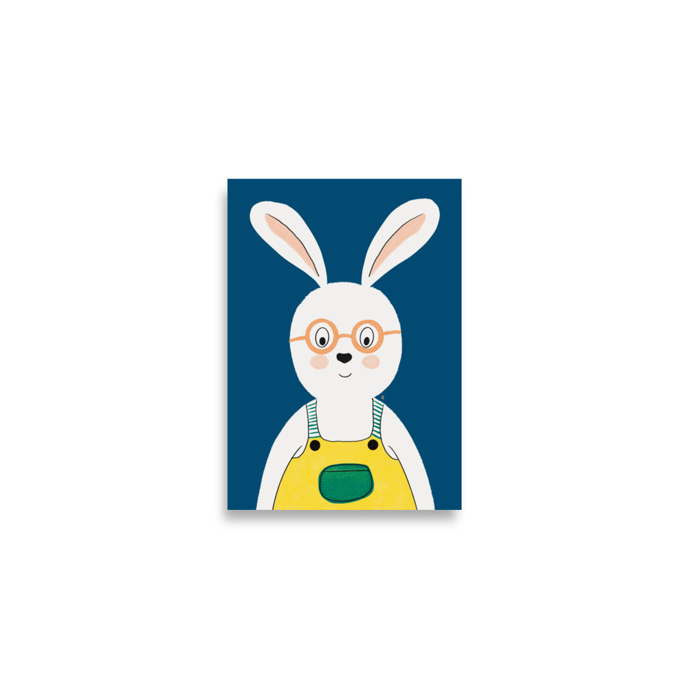 alt="Póster infantil conejo con peto y gafas en papel mate grueso – decoración divertida y original para habitación de niños"