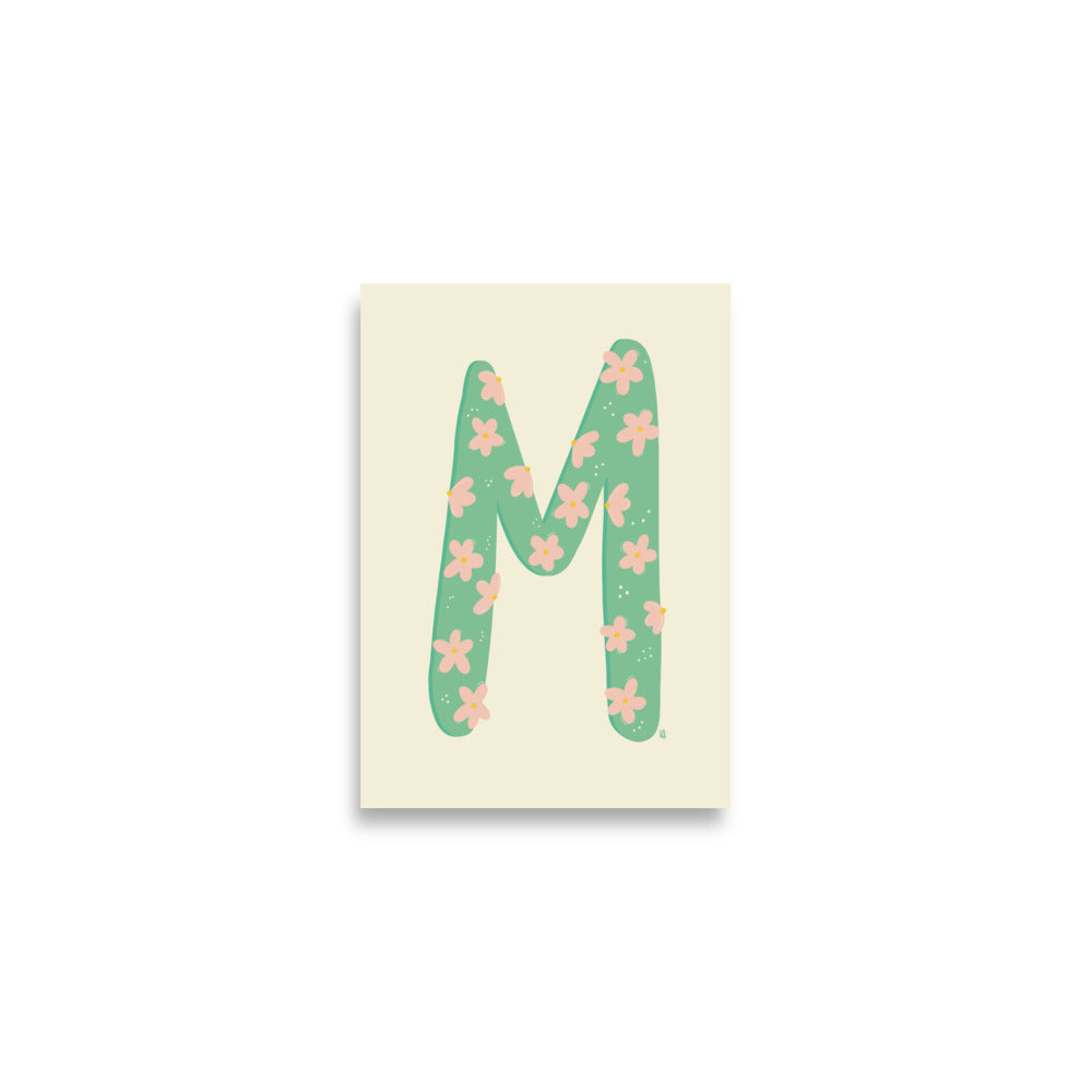 Product alt="Póster infantil letra M con flores en papel mate grueso – decoración divertida y original para habitación de niños"