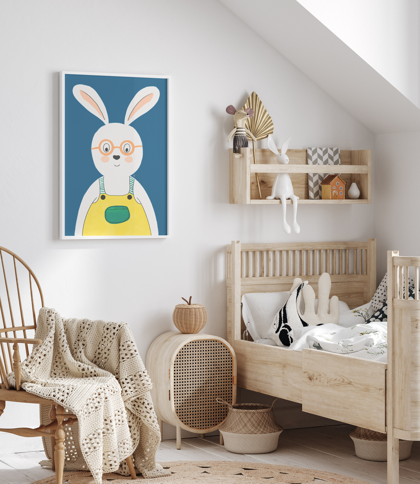 alt="Póster infantil conejo con peto y gafas en papel mate grueso – decoración divertida y original para habitación de niños"