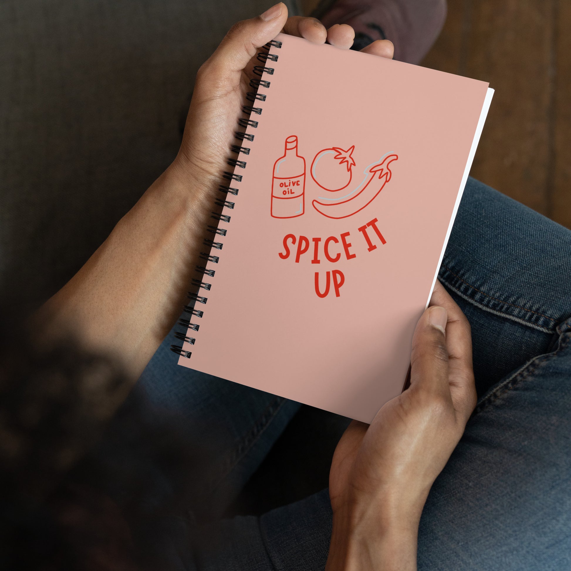 alt="Libreta Spice it up – cuaderno creativo de anillas con diseño floral, 100 páginas punteadas para embarazo, recetas o journaling"