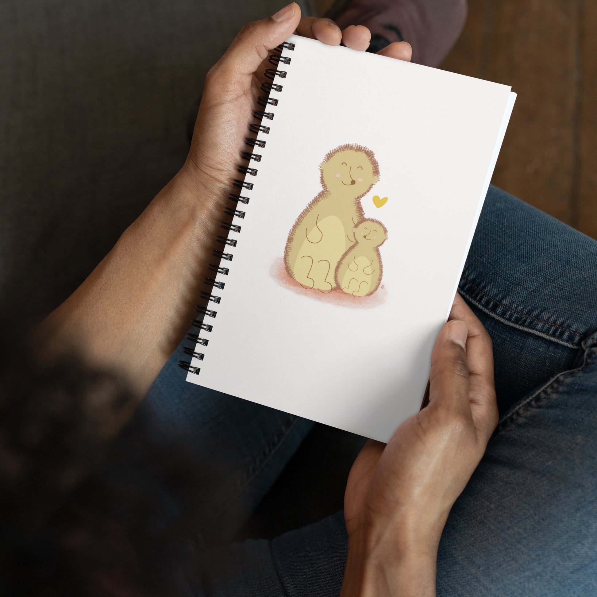 alt="Libreta Mamá y Peque – cuaderno creativo de anillas con diseño floral, 100 páginas punteadas para embarazo, recetas o journaling"